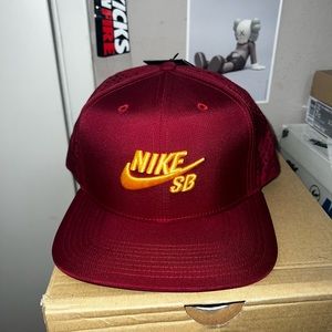 Nike Sb trucker Snapback hat cap perforated 629243-681 Team red-University Gold